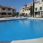 Дом отдыха 2 Bed House - Sleeps 4 - Pool - Garden - Parking *
