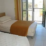 Дом отдыха 2 Bed House - Sleeps 4 - Pool - Garden - Parking