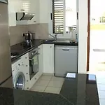 Дом отдыха 2 Bed House - Sleeps 4 - Pool - Garden - Parking Полис