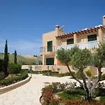 Дом отдыха 2 Bed House - Sleeps 4 - Pool - Garden - Parking