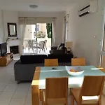 2 Bed House - Sleeps 4 - Pool - Garden - Parking Дом отдыха *