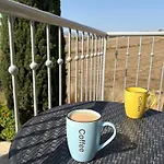 2 Bed House - Sleeps 4 - Pool - Garden - Parking Дом отдыха
