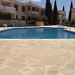 Дом отдыха 2 Bed House - Sleeps 4 - Pool - Garden - Parking