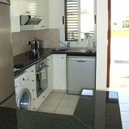 Дом отдыха 2 Bed House - Sleeps 4 - Pool - Garden - Parking Полис