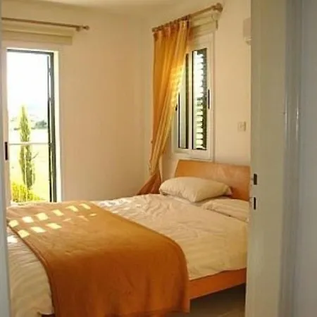 2 Bed House - Sleeps 4 - Pool - Garden - Parking * Полис