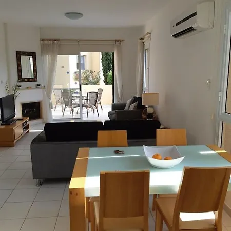 2 Bed House - Sleeps 4 - Pool - Garden - Parking Σπίτι διακοπών *