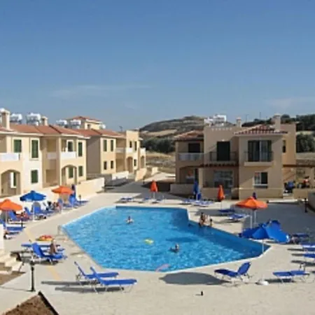 Дом отдыха 2 Bed House - Sleeps 4 - Pool - Garden - Parking