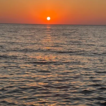 Дом отдыха 2 Bed House - Sleeps 4 - Pool - Garden - Parking *