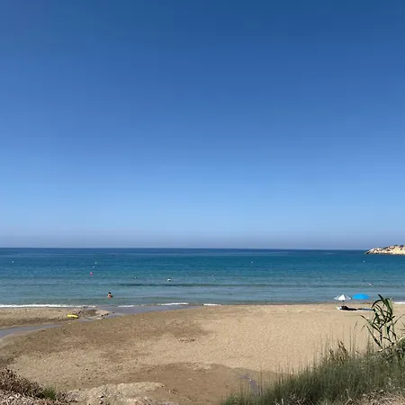 2 Bed House - Sleeps 4 - Pool - Garden - Parking *