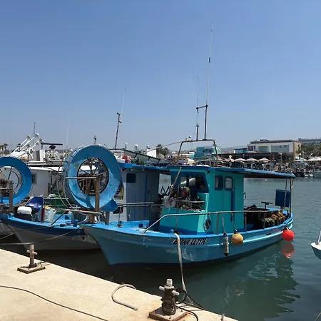 2 Bed House - Sleeps 4 - Pool - Garden - Parking