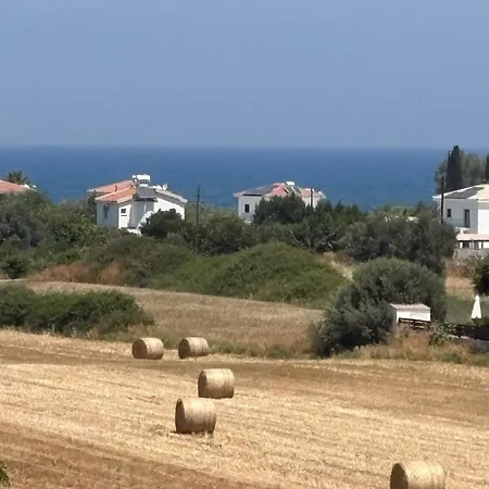 2 Bed House - Sleeps 4 - Pool - Garden - Parking Дом отдыха