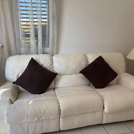 Σπίτι διακοπών 2 Bed House - Sleeps 4 - Pool - Garden - Parking *