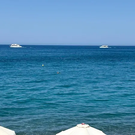 2 Bed House - Sleeps 4 - Pool - Garden - Parking *