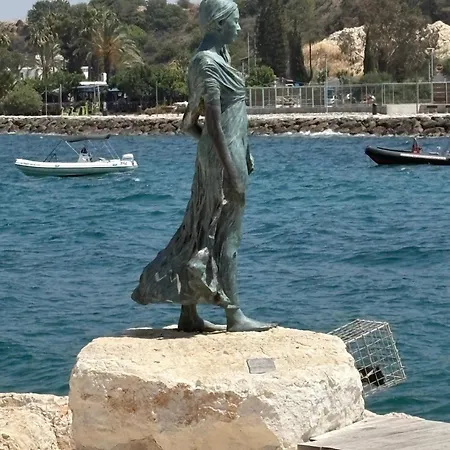 2 Bed House - Sleeps 4 - Pool - Garden - Parking Πόλη