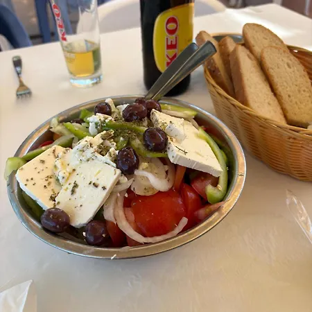 2 Bed House - Sleeps 4 - Pool - Garden - Parking