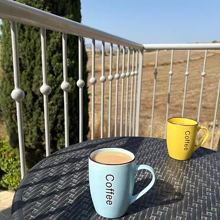 2 Bed House - Sleeps 4 - Pool - Garden - Parking Дом отдыха