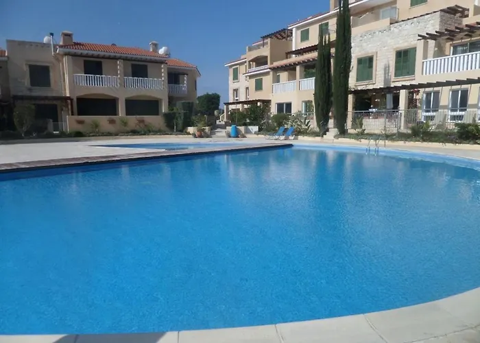 Dom wakacyjny 2 Bed House - Sleeps 4 - Pool - Garden - Parking *