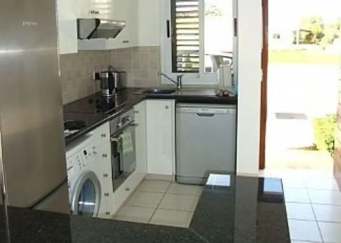 Dom wakacyjny 2 Bed House - Sleeps 4 - Pool - Garden - Parking Polis