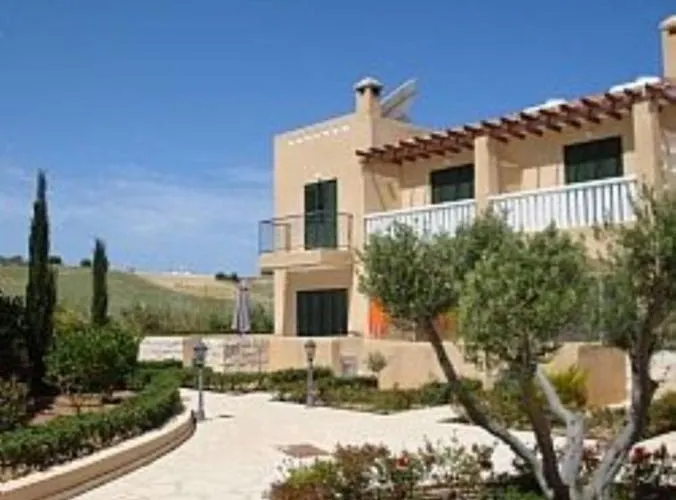 Dom wakacyjny 2 Bed House - Sleeps 4 - Pool - Garden - Parking
