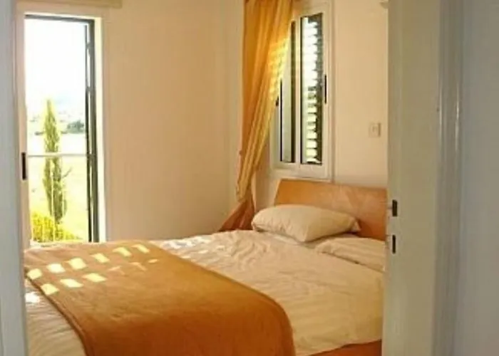 2 Bed House - Sleeps 4 - Pool - Garden - Parking * Polis