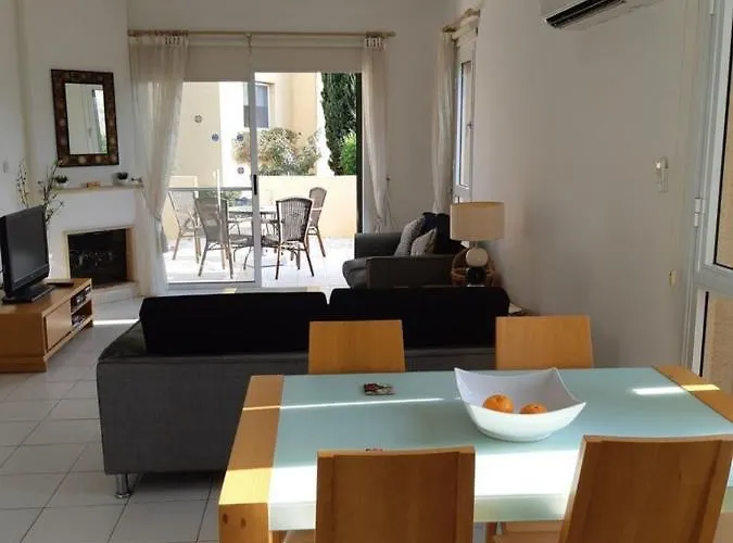 2 Bed House - Sleeps 4 - Pool - Garden - Parking Dom wakacyjny *