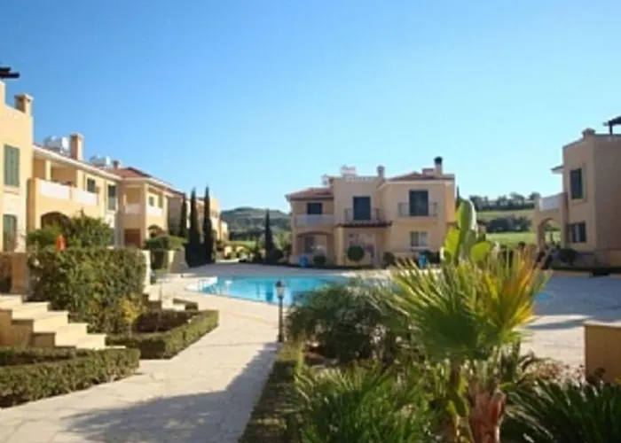 Dom wakacyjny 2 Bed House - Sleeps 4 - Pool - Garden - Parking Polis