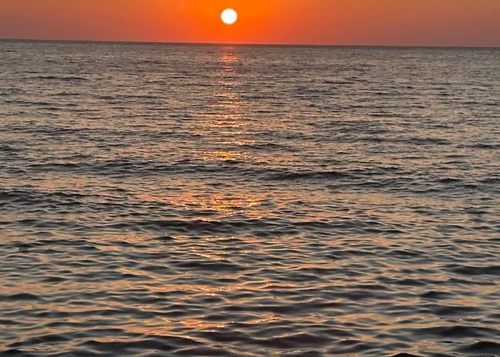 Dom wakacyjny 2 Bed House - Sleeps 4 - Pool - Garden - Parking *