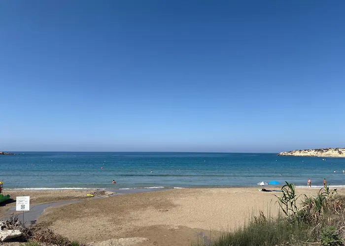 2 Bed House - Sleeps 4 - Pool - Garden - Parking *