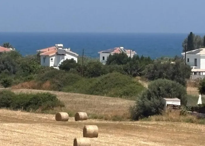 2 Bed House - Sleeps 4 - Pool - Garden - Parking Dom wakacyjny