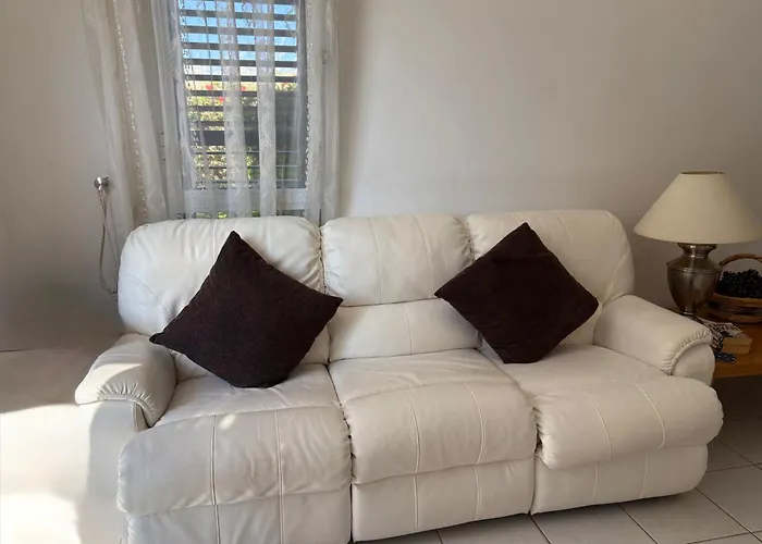 Dom wakacyjny 2 Bed House - Sleeps 4 - Pool - Garden - Parking *