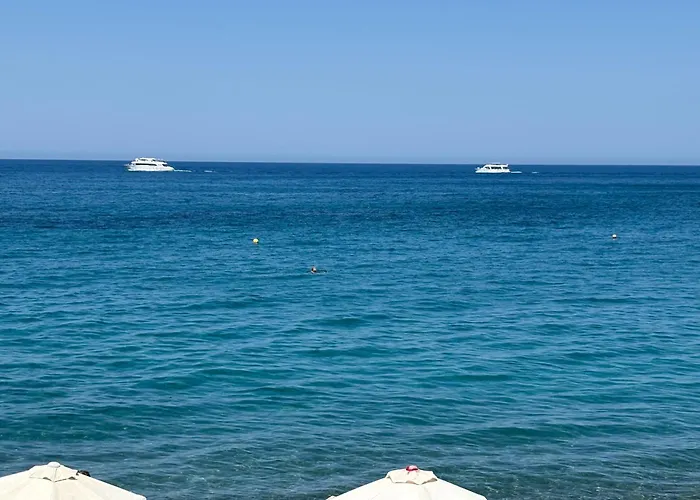 2 Bed House - Sleeps 4 - Pool - Garden - Parking *