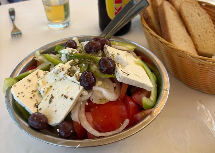 2 Bed House - Sleeps 4 - Pool - Garden - Parking