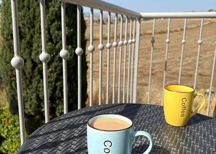 2 Bed House - Sleeps 4 - Pool - Garden - Parking Dom wakacyjny