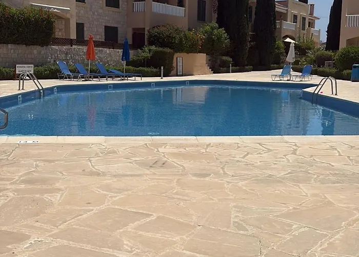 Dom wakacyjny 2 Bed House - Sleeps 4 - Pool - Garden - Parking