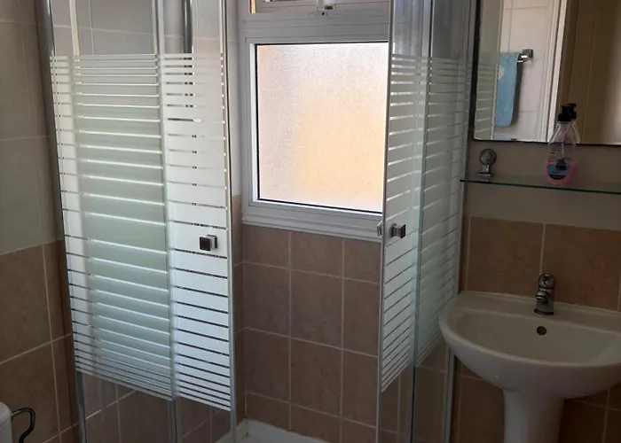 Dom wakacyjny 2 Bed House - Sleeps 4 - Pool - Garden - Parking *